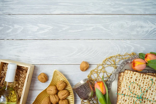 Fiesta Judía Fondo Pascua Con Matzo Plato Seder Vino Flores — Foto de Stock