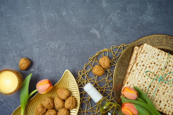 Festa Ebraica Sfondo Pasquale Con Matzo Piatto Seder Fiori Vino — Foto Stock