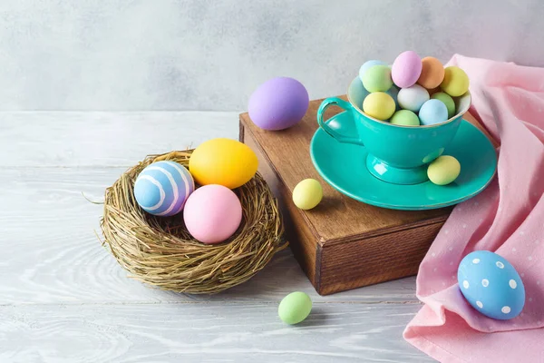 Paasvakantie Decoraties Met Chocolade Eieren Paaseieren Decor Houten Tafel — Stockfoto