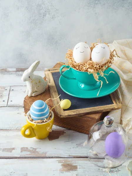 木製のテーブルの上にイースターの卵の装飾とイースターの休日の装飾 — ストック写真