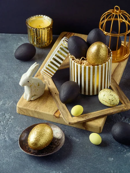 Decoraciones Pascua Con Huevos Pascua Dorados Negros Sobre Fondo Elegante — Foto de Stock