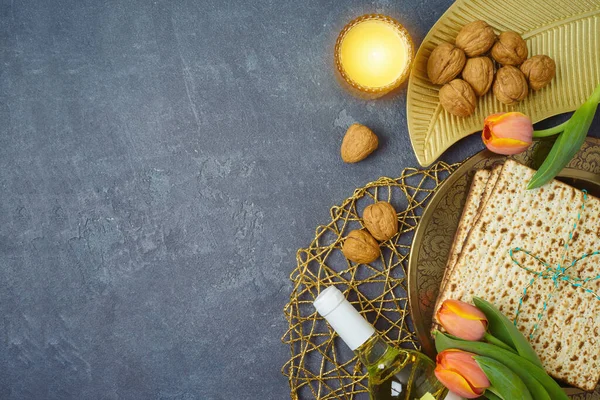 犹太节日逾越节的概念与塞德盘 玛莎花和郁金香花在桌上 佩萨奇背景从上方俯瞰 — 图库照片