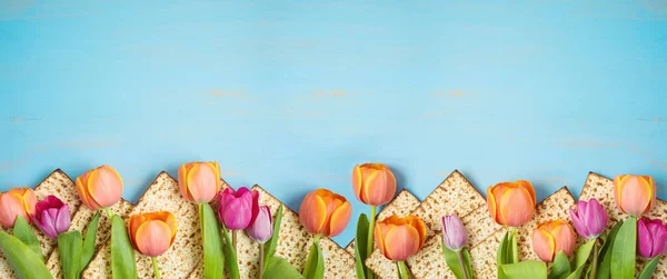 Joodse Feestdag Paasfeest Concept Met Matzah Tulpenbloemen Houten Tafel Pesach — Stockfoto