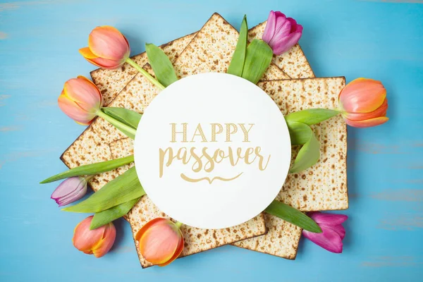 Židovský Svátek Pesach Přání Matzah Tulipánů Květiny Dřevěném Stole Pesachova — Stock fotografie