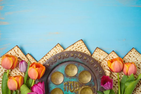 Joodse Feestdag Paasfeest Concept Met Seder Plaat Matza Tulp Bloemen — Stockfoto