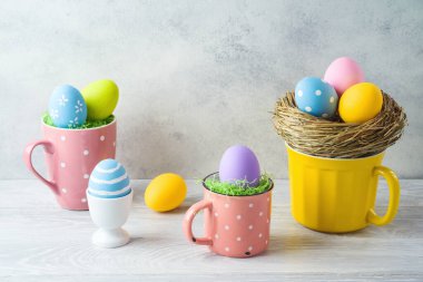 Paskalya bayramı süslemeleri. Ahşap masada paskalya yumurtaları.