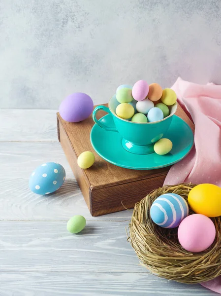 Paasvakantie Decoraties Met Chocolade Eieren Paaseieren Decor Houten Tafel — Stockfoto