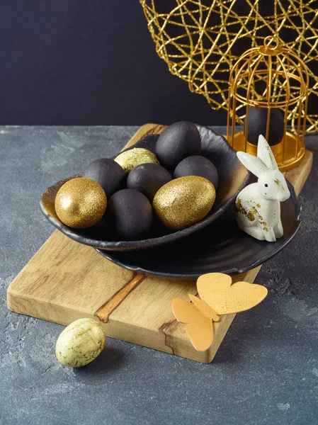 Decoraciones Pascua Con Huevos Pascua Dorados Negros Sobre Fondo Elegante — Foto de Stock