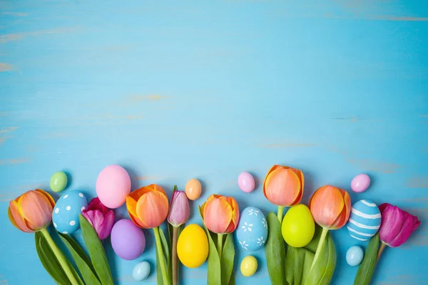 Pasqua Sfondo Vacanza Con Uova Pasqua Fiori Tulipano Sul Tavolo — Foto Stock
