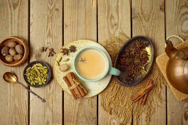 Masala Çayı Geleneksel Hint Içeceği Süt Baharatla Birlikte Yukarıdan Üst — Stok fotoğraf