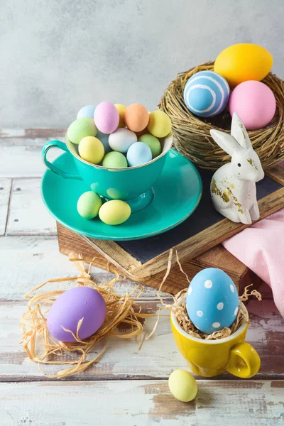 Påsk Semester Dekorationer Med Chokladägg Och Påskägg Inredning Träbord — Stockfoto