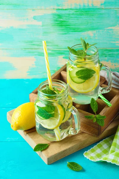 Limon Salatalık Nane Yapraklarıyla Doldurulmuş Ahşap Arka Planda Detoks Sağlıklı — Stok fotoğraf