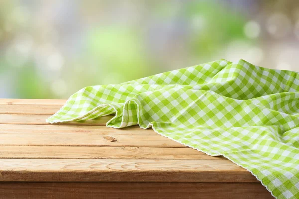 Leerer Holztisch Mit Grün Karierter Tischdecke Über Grünem Bokeh Hintergrund — Stockfoto