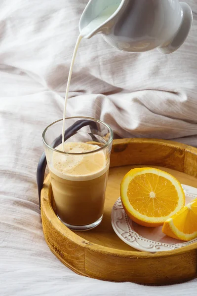 Kawa Mlekiem Świeżymi Pomarańczami Drewnianej Tacy Porannym Tle Łóżka Zostań — Zdjęcie stockowe