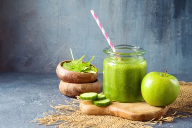 Diyet ve detoks konsepti. Yeşil smoothie wirh ıspanak, salatalık ve elma.