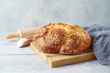 Tahta masada ev yapımı challah ekmeği..