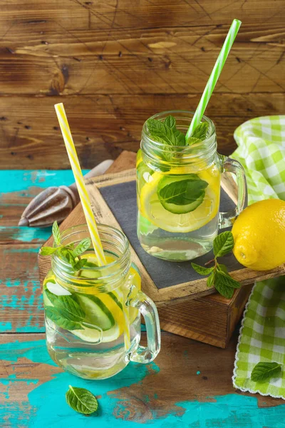 Infundiertes Wasser Mit Zitronen Gurken Und Minzblättern Über Holzuntergrund Detox — Stockfoto