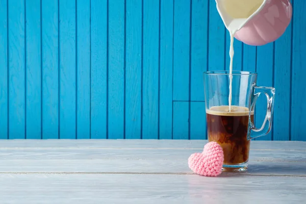 Concepto Del Día Madre Con Taza Café Forma Corazón Mesa —  Fotos de Stock