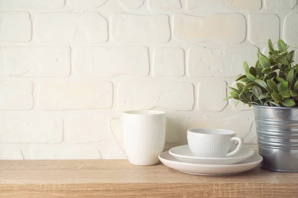 Fond Cuisine Avec Vaisselle Tasse Assiette Plante Sur Étagère Bois — Photo