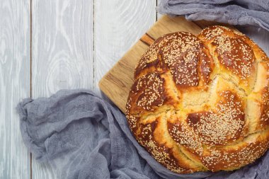 Tahta masada ev yapımı challah ekmeği. Yukarıdan üst görünüm