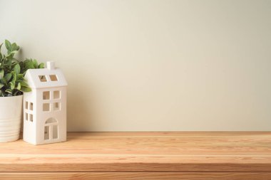 Ev dekorasyonu nesneleri ile ahşap masa arkaplanı.