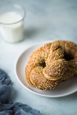 Beyaz tabakta taze pişmiş bagel ekmeği. Seçici odak