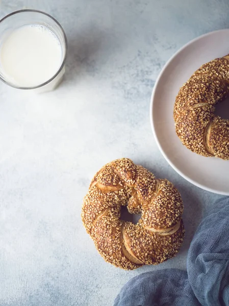 Pão Bagel Acabado Fazer Prato Branco Foco Seletivo — Fotografia de Stock