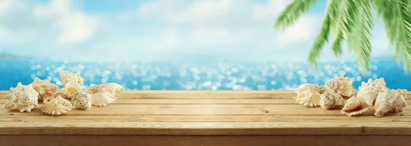 Sommer Hintergrund Mit Holztisch Muscheln Nad Palme Über Meer Strand — Stockfoto