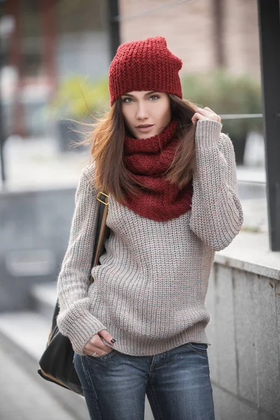 Portret młodej dziewczyny ładny, ciepły sweter, czerwoną czapkę i szalik i plecak na ramię — Zdjęcie stockowe