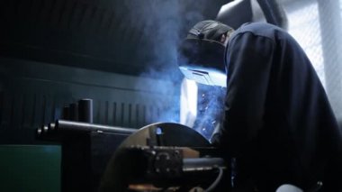 Kaynakçı endüstriyel kuruluş çalışma koruyucu bir kask içinde