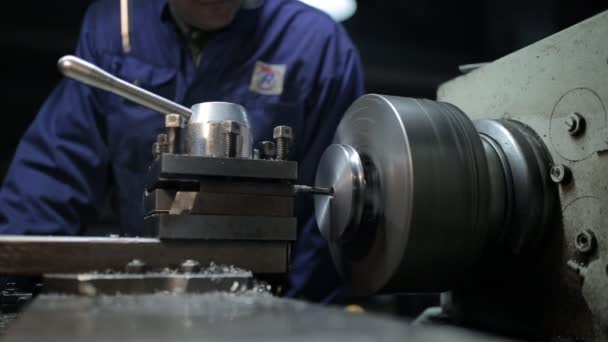 Tube rolling plant. Dnepropetrovsk, juni 2017. Metallurgische industrie. CNC draaibank Machine produceert metalen Detail op Factory. — Stockvideo