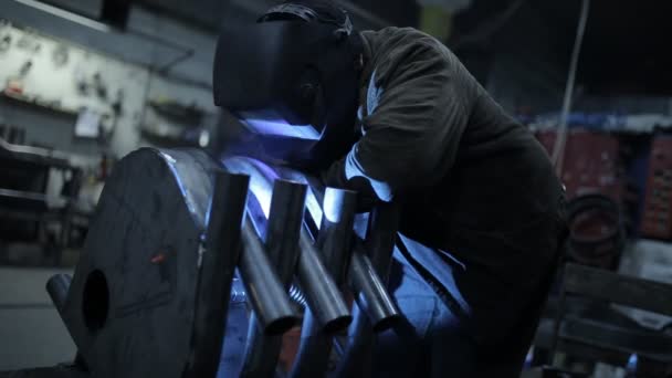 Pracovníky, broušení a svařování v továrně. Svařování na průmyslový závod. — Stock video