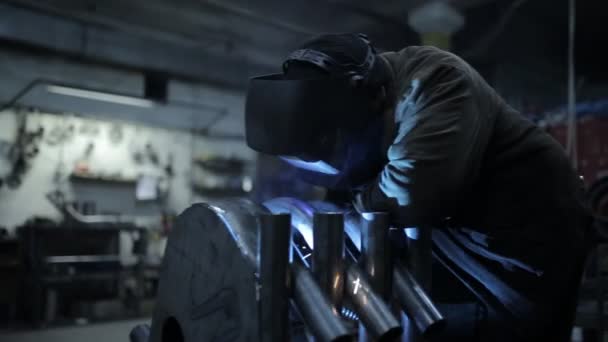 Arbetstagare slipning och svetsning i en fabrik. Svetsning på en industrianläggning. — Stockvideo