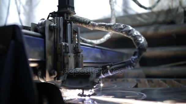 Endüstriyel robot lazer kesici metal parçalar sadece bir bıçak gibi büyük bir hassasiyetle tereyağı keser. — Stok video