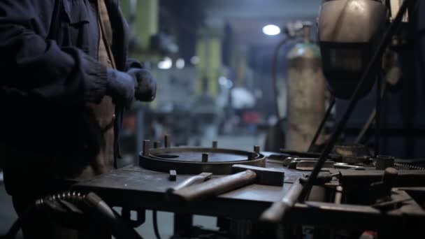 Soldador en un casco protector que trabaja en una empresa industrial — Vídeo de stock