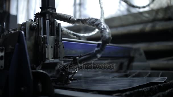 Промышленный роботизированный лазерный резак режет металлические детали с большой точностью, как нож через масло — стоковое видео