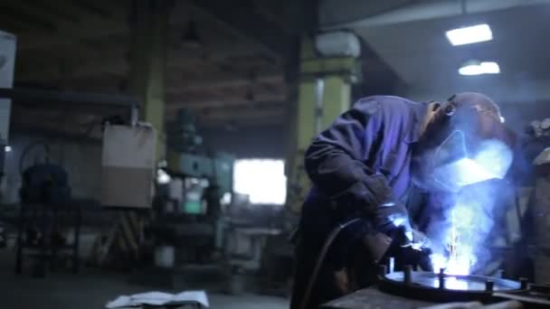 금속 산업에서 직장에서 용접기 — 비디오