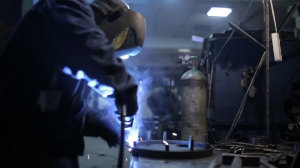 Soldador en el trabajo en la industria del metal — Vídeos de Stock