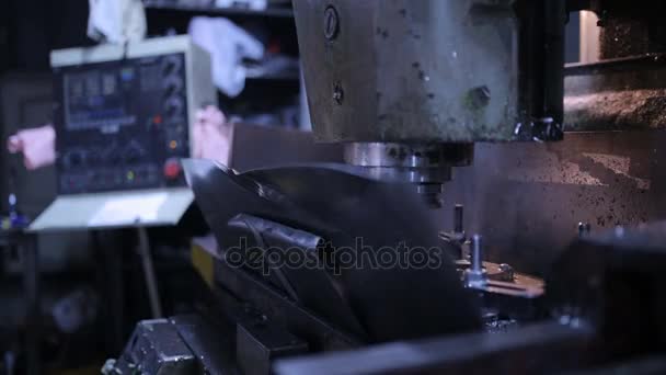 Industrielle Bohrmaschine mit Wasserkühlung, Zeitraffer — Stockvideo