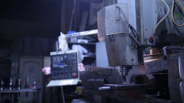 Industriële boringen Machine met waterkoeling, time-lapse — Stockvideo