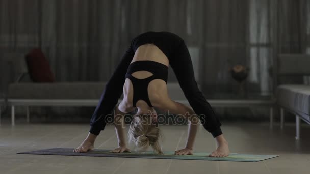 Vit Ung Flicka Stilren Sportdräkt Engagerad Yoga Kvällsträning Hemma — Stockvideo
