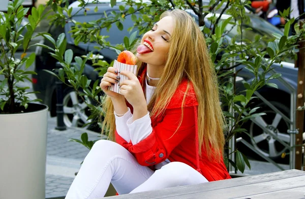 年轻女人舔甜甜圈 — 图库照片