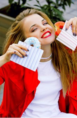 sarışın genç kadın holding çörek