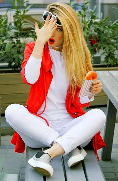 Mujer joven sosteniendo donut — Foto de Stock