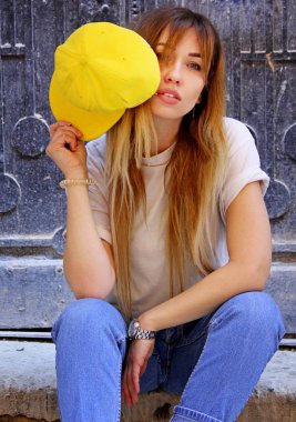 Sarı kapaklı poz kadın moda