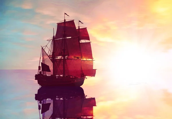 Altes Schiff treibt über dem Meer — Stockfoto