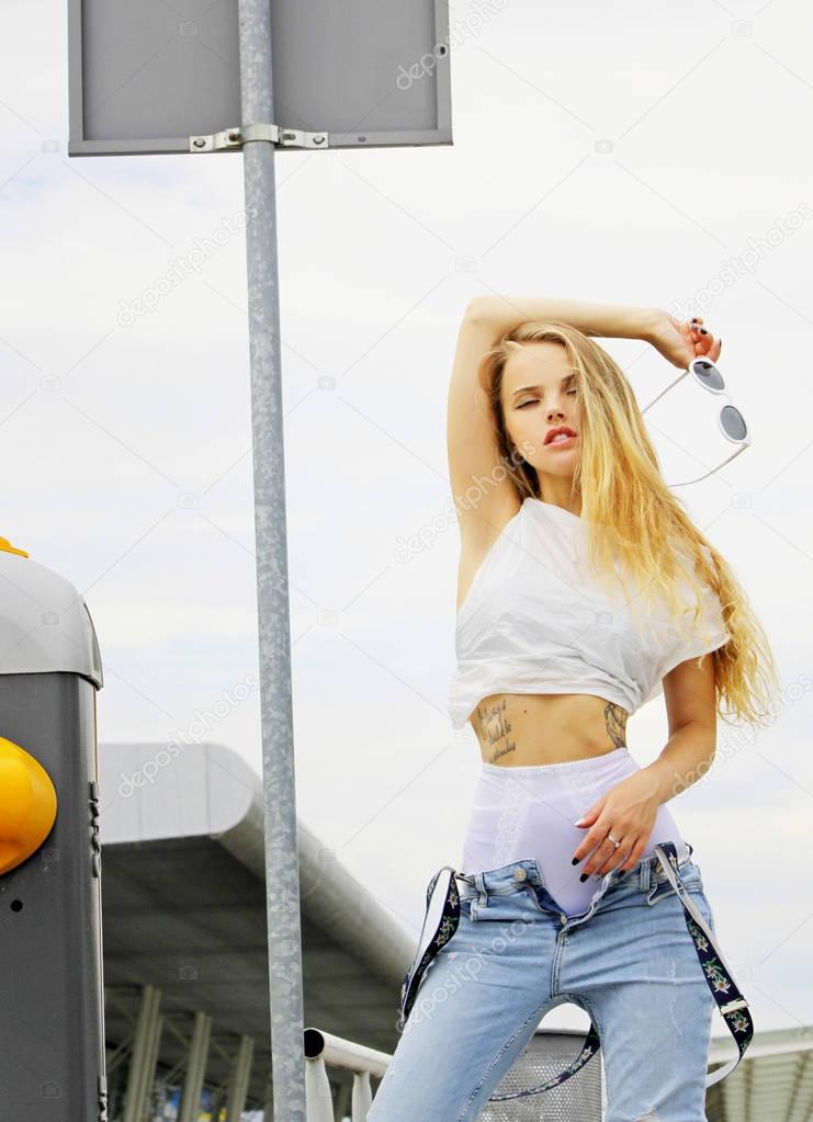 elektromonter-pret-v-ochko-blondinku-russkiy-porno-v-vode-i-lesu