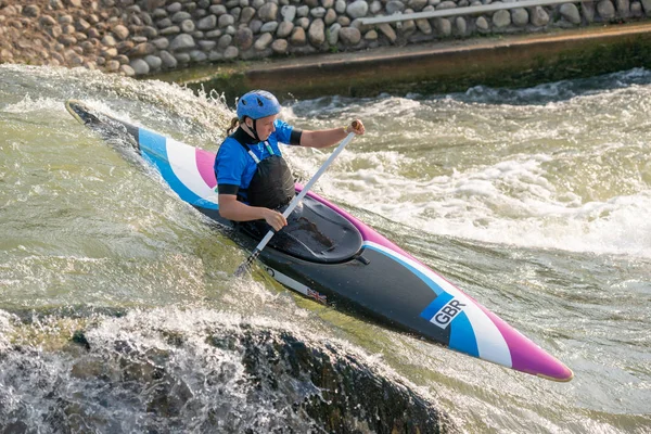 Gran Bretaña Canoa Slalom atleta entrenamiento en gran gota en curso de agua blanca —  Fotos de Stock