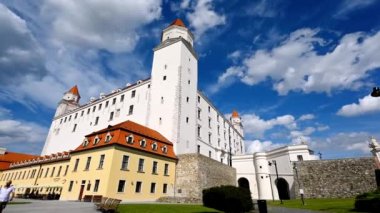 Bratislava, Slovakya - 8 Ağustos 2019: Güneşli bir günde açık mavi gökyüzünde dalgalanan bulutlarla Bratislava şatosunun zamanlaması