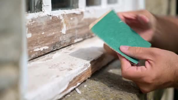 Ręce Mężczyzny Układające Papier Ścierny Szlifujące Zużytą Ramę Okna — Wideo stockowe
